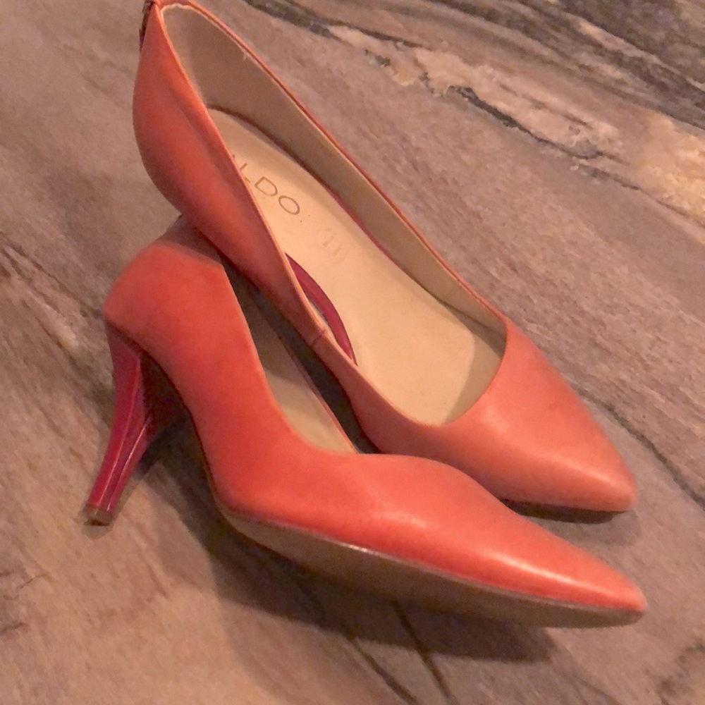Aldo 3” 👠 in a fading coral color. Darker on the heel & back. Pretty neat.